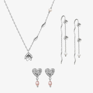 Elegant Lily Set fra Seloa – feminint smykkesæt med liljeinspireret design, vandfaste og slidstærke smykker til hverdagsbrug.