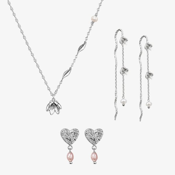Elegant Lily Set fra Seloa – feminint smykkesæt med liljeinspireret design, vandfaste og slidstærke smykker til hverdagsbrug.