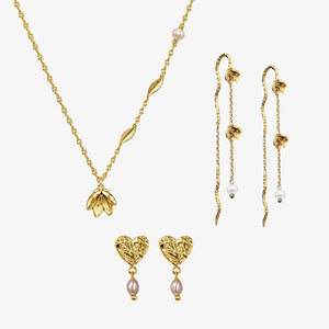 Golden Lily Set fra Seloa – feminint smykkesæt med liljeinspireret design, vandfaste og slidstærke smykker til hverdagsbrug.