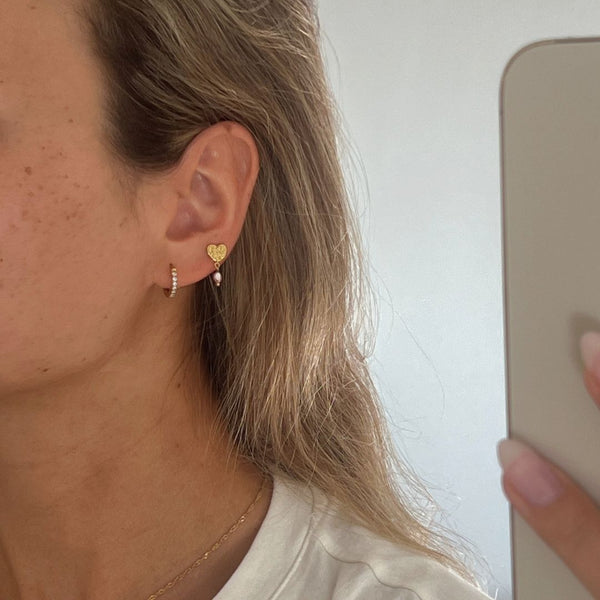 Detalje af Amora Hjerte Øreringe med blank guldfinish.