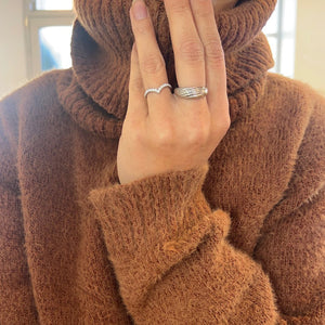 Detalje af Chunky Dome Ring med fyldigt design.