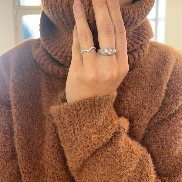 Detalje af Chunky Dome Ring med fyldigt design.