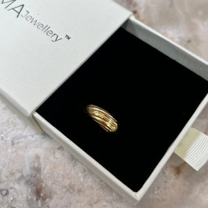 Close-up af Chunky Dome Ring med blank overflade.