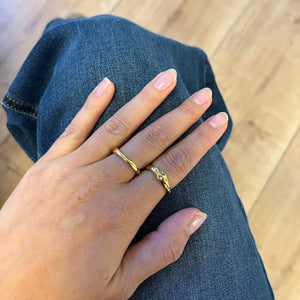 Detalje af Chunky Wave Ring med bølgeformet design.