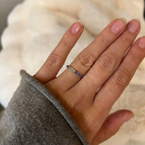 Model bærer Color Ring i sølvfarvet rustfrit stål.