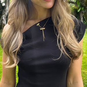 Model iført cute Guldsmed Halskæde i 18K guldbelagt rustfrit stål.