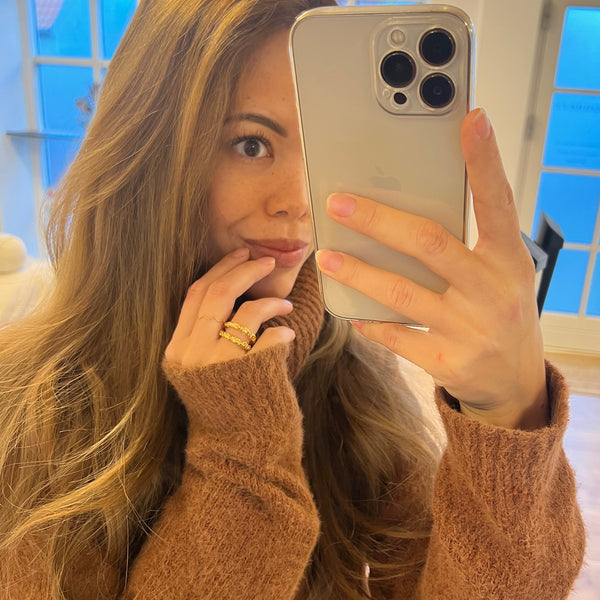 Close-up af Dobbelt Chunky Ring med hamret overflade.