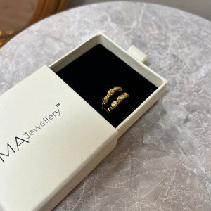 Dobbelt Chunky Ring i 18K guldbelagt rustfrit stål med moderne chunky design.