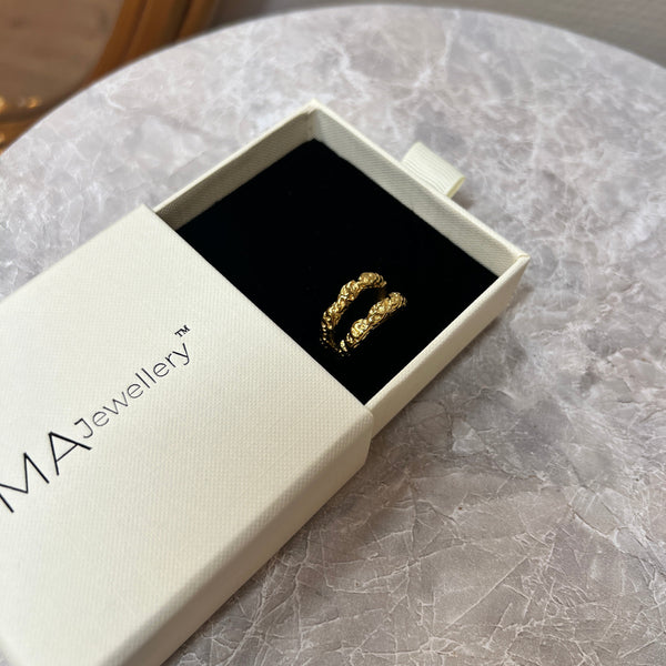 Dobbelt Chunky Ring i 18K guldbelagt rustfrit stål med moderne chunky design.