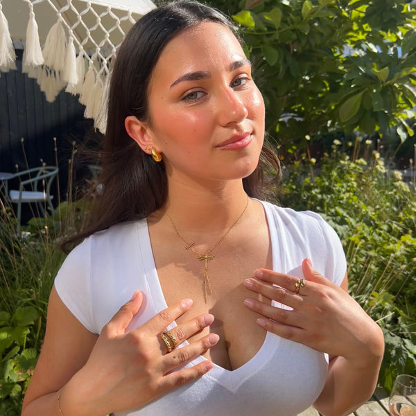 Model bærer Dobbelt Chunky Ring i 18K guldbelagt rustfrit stål.