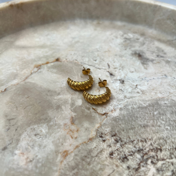 Bold Twisted Øreringe i 18K guldbelagt rustfrit stål med elegant snoet form.