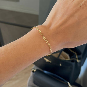 Elegant Evermore Hjerte Armbånd med hjerte detaljer i 18K guldbelagt rustfrit stål.