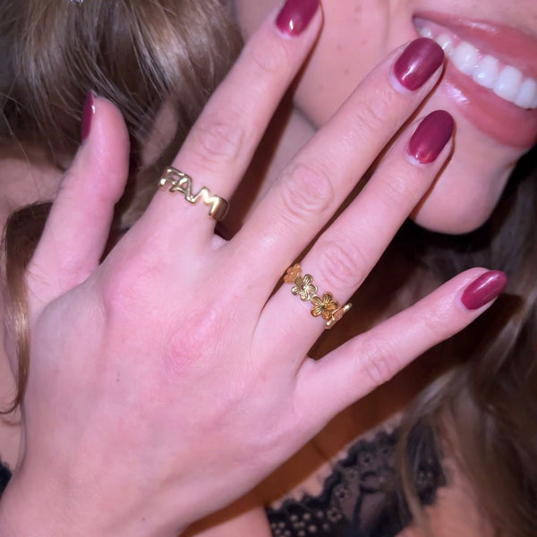 Detalje af Flower Ring med elegant blomsterdesign.