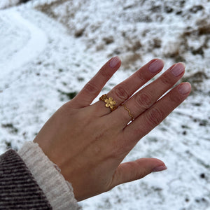 Model bærer Flower Ring i 18K guldbelagt rustfrit stål.