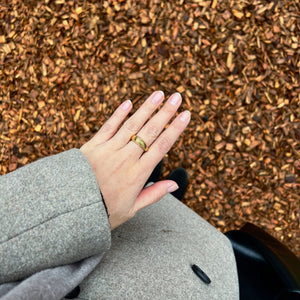 Detalje af Chunky Dome Ring med fyldigt design.