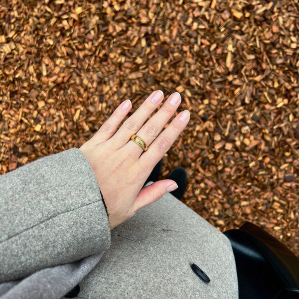 Detalje af Chunky Dome Ring med fyldigt design.