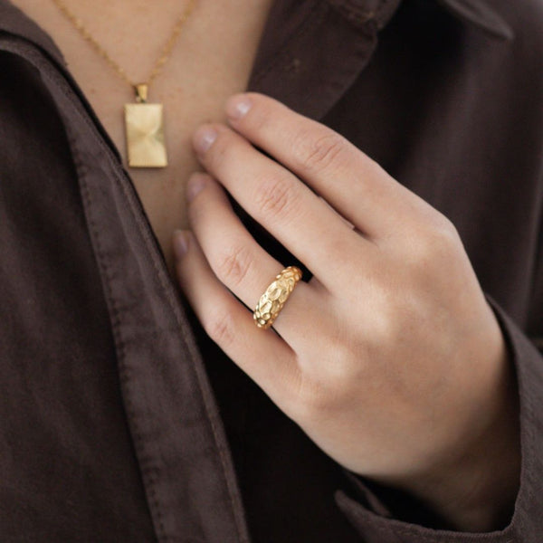 Detalje af Chunky Ring med fyldigt design.