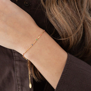 Detalje af Color Dot Armbånd med farverige detaljer.