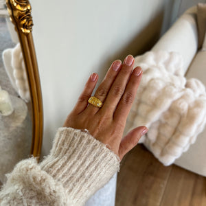 Detalje af Cosmo Ring med elegant design.