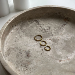 Elegant creol i 18K guldbelagt rustfrit stål med gylden finish.