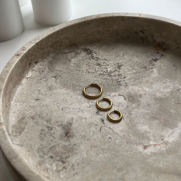 Elegant creol i 18K guldbelagt rustfrit stål med gylden finish.