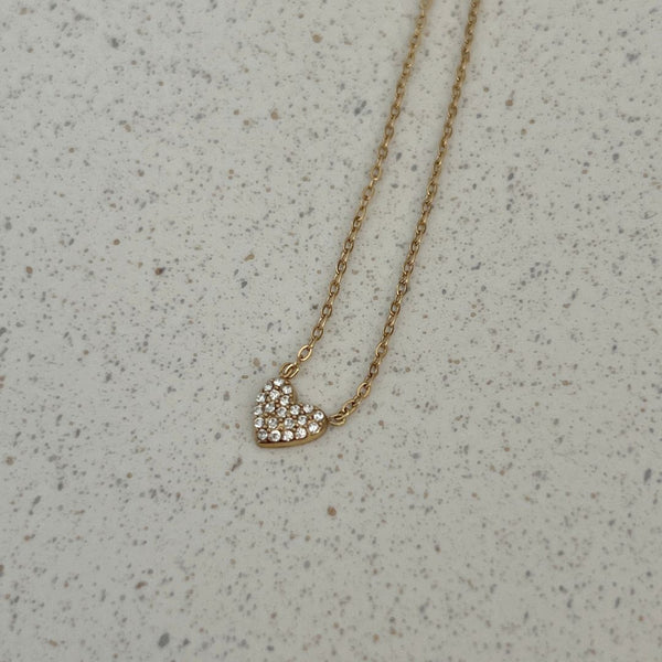 Elegant Hjerte Krystal Halskæde med funklende krystaldetaljer og gylden finish.