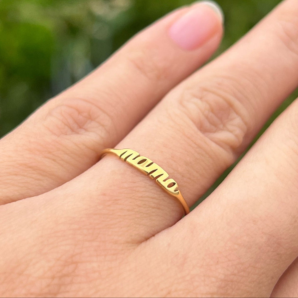 Mama Ring i 18K guldbelagt rustfrit stål.