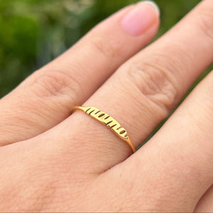 Detalje af Mama Ring med MAMA-design.
