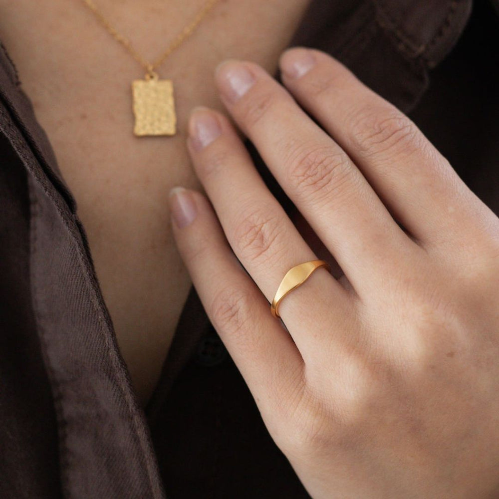 Oval Ring i 18K guldbelagt rustfrit stål.