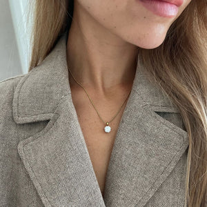 Rund Krystal Halskæde med elegant krystalvedhæng og gylden finish.