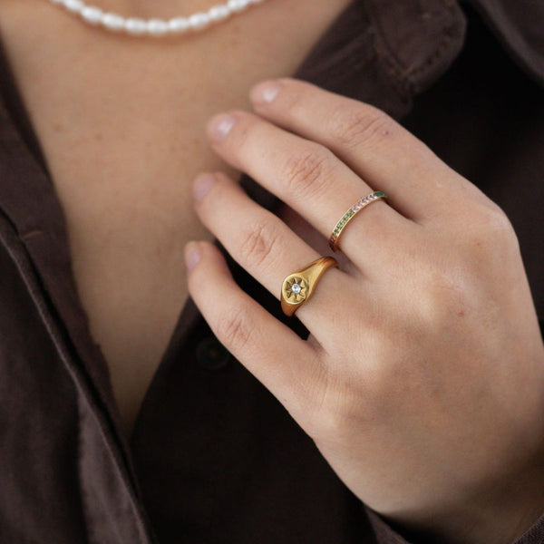 Detalje af Star Rund Ring med rundt stjernedesign.
