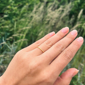 Detalje af Stribe Ring med rillet design.