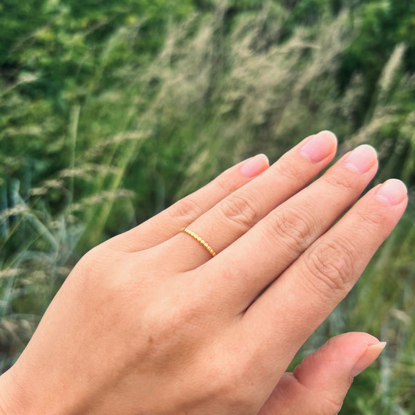 Detalje af Stribe Ring med rillet design.