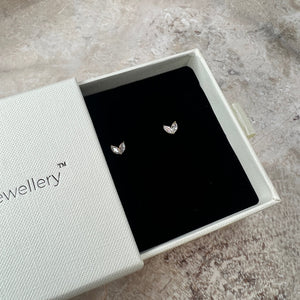 Detalje af Mini Krystal Stud Øreringe med funklende krystaller.