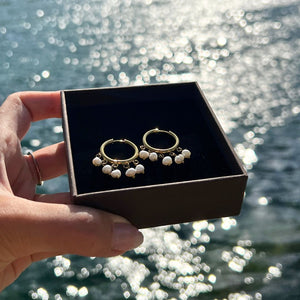 Detalje af Perle Hoops Øreringe med ferskvandsperler.