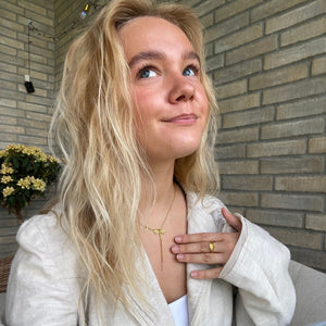 Model iført Guldsmed Halskæde i 18K guldbelagt rustfrit stål.