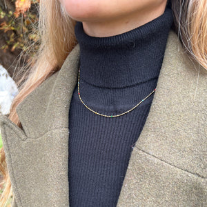 Model bærer Color Dot Halskæde i 18K guldbelagt rustfrit stål.