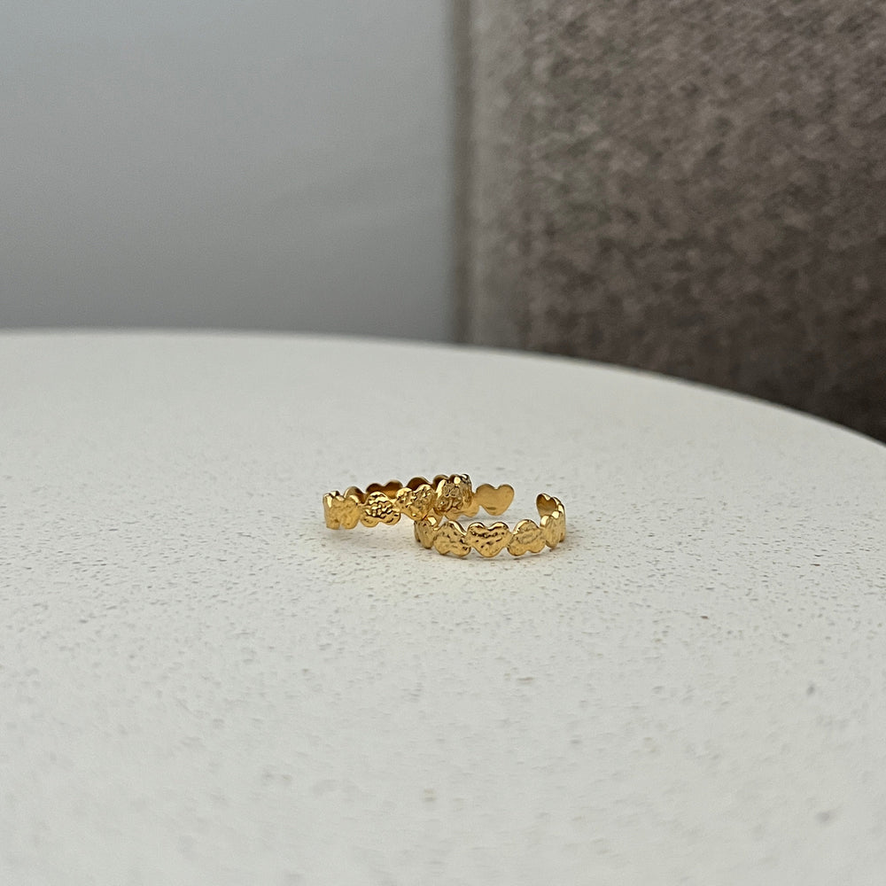Hamret Hjerte Ring i 18K guldbelagt rustfrit stål.