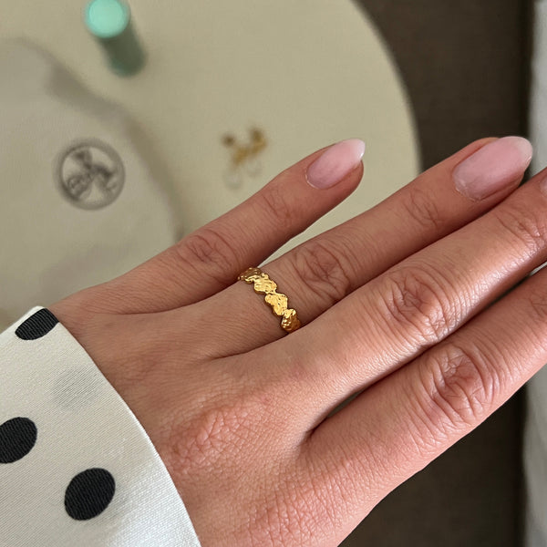 Detalje af Hamret Hjerte Ring med hamret hjerte.