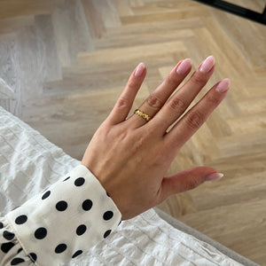 Model bærer Hamret Hjerte Ring i 18K guldbelagt rustfrit stål.