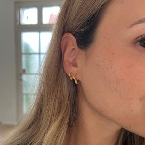 Model iført Hjerte Creol Øreringe i 18K guldbelagt rustfrit stål.