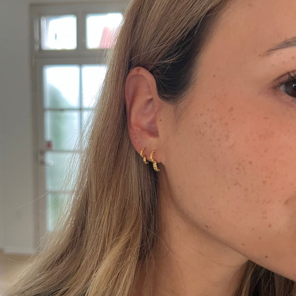 Model iført Hjerte Creol Øreringe i 18K guldbelagt rustfrit stål.