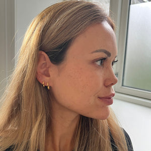 Hjerte Creol Øreringe i 18K guldbelagt rustfrit stål båret af model.
