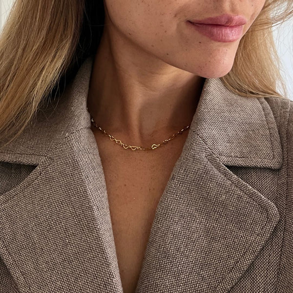 Feminin hjertehalskæde i 18K guldbelagt rustfrit stål fra Seloa.