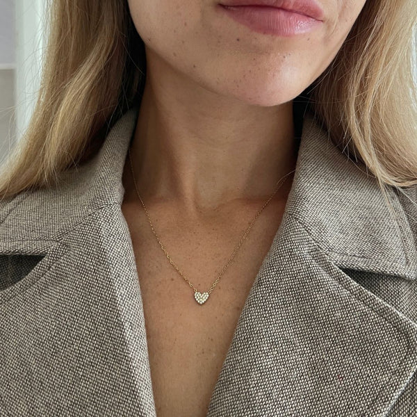 Hjertehalskæde med funklende krystaller i 18K guldbelagt rustfrit stål.