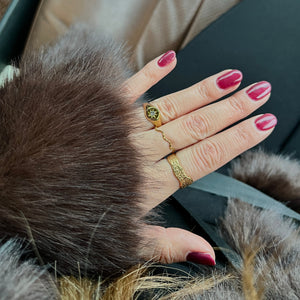 Model bærer Irregular Ring i 18K guldbelagt rustfrit stål.