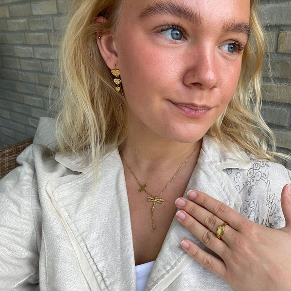Hjerte Øreringe i 18K guldbelagt rustfrit stål med elegant finish.