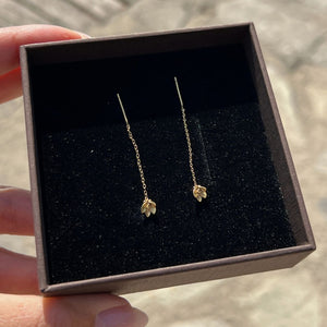 Nærbillede af Lilje Øreringe med elegante detaljer.