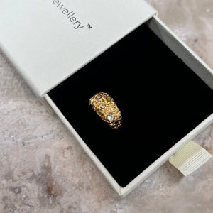 Close-up af Cosmo Ring i 18K guldbelagt rustfrit stål.