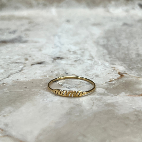 Mama Ring stylet med andre guldbelagte ringe.
